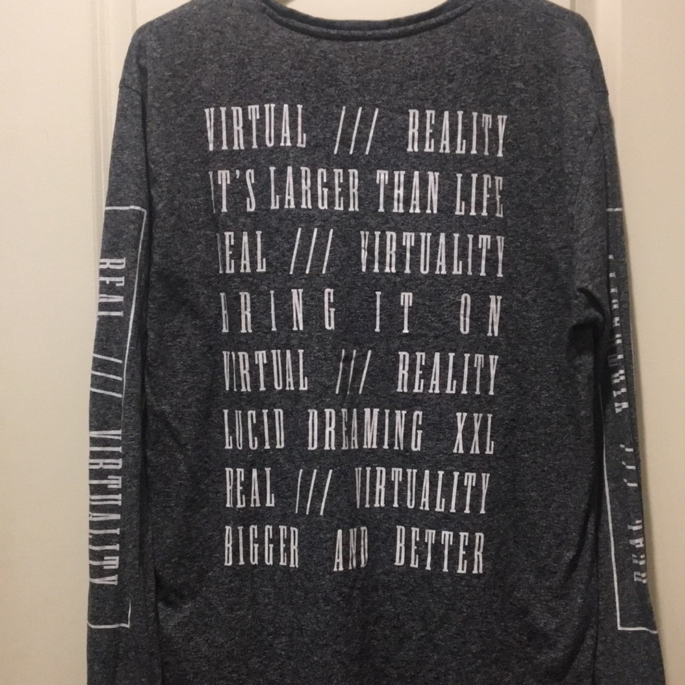 H&M Divided Men’s graphic “Virtual Reality” crew neck shirt long Sleeves size M